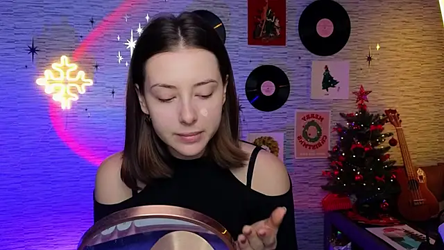 Snapshot of GloriaElmer chatting on December 19, 6:12 am GloriaElmer online show from December 19, 6:12 am