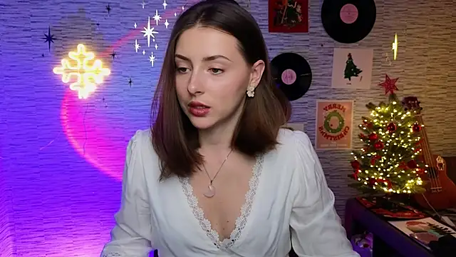 Snapshot of GloriaElmer chatting on January 6, 6:10 pm GloriaElmer online show from January 6, 6:10 pm