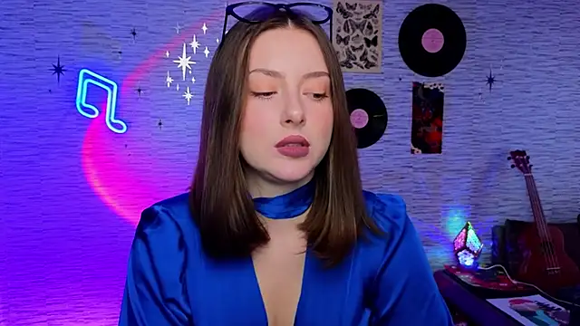 Snapshot of GloriaElmer chatting on February 3, 9:52 am GloriaElmer online show from February 3, 9:52 am