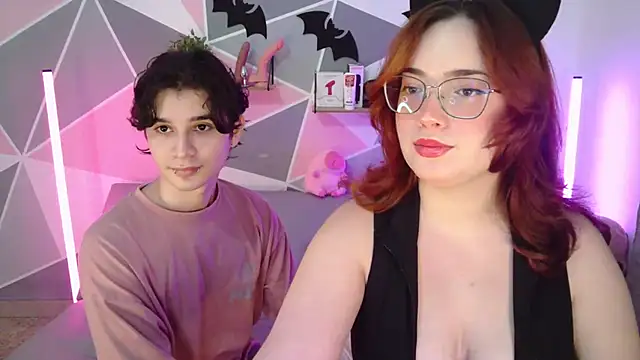 Snapshot of AndrewAnndCherry chatting on October 21, 12:33 am AndrewAnndCherry online show from October 21, 12:33 am