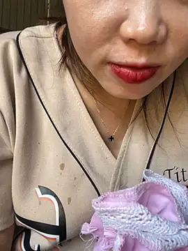 Laura8910 online show from March 5, 8:43 am