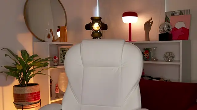 nahiapaws online show from October 3, 9:34 pm