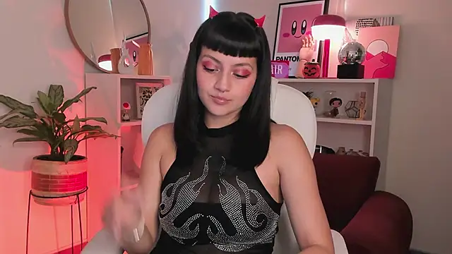 nahiapaws online show from October 31, 7:48 pm