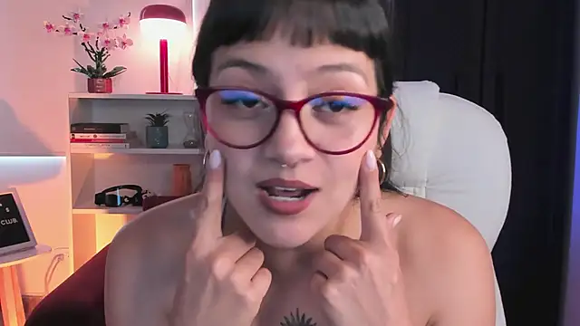 nahiapaws online show from March 18, 7:06 pm