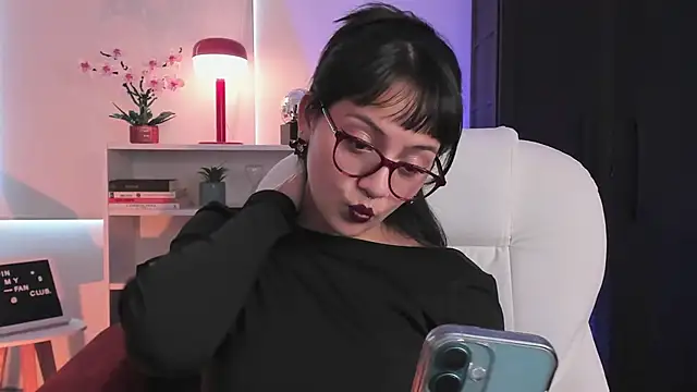 nahiapaws online show from April 10, 6:23 pm