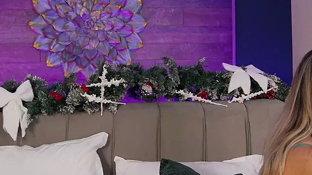 LoraDevine online show from December 15, 8:35 pm