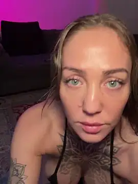 Snapshot of ElenaHaze chatting on February 5, 2:37 pm ElenaHaze online show from February 5, 2:37 pm