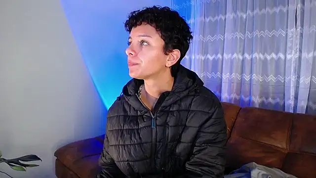 Snapshot of peyton_golden1 chatting on December 4, 1:03 am peyton golden1 online show from December 4, 1:03 am
