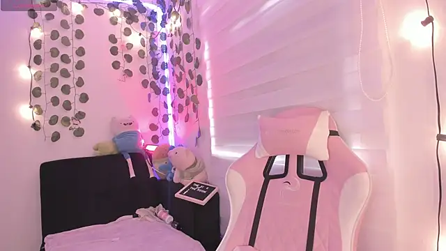 moonliiiight1 online show from February 7, 9:15 pm