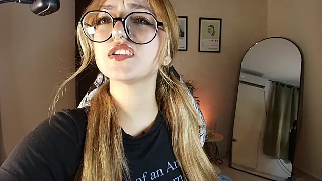 Snapshot of SweetJennaa chatting on June 1, 12:12 am SweetJennaa online show from June 1, 12:12 am