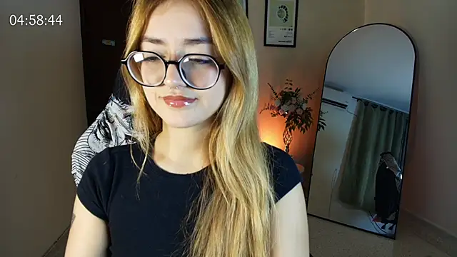 Snapshot of SweetJennaa chatting on June 18, 1:50 am SweetJennaa online show from June 18, 1:50 am