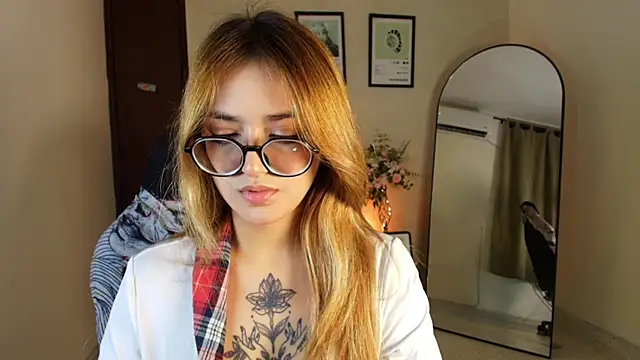 SweetJennaa online show from July 2, 12:43 am