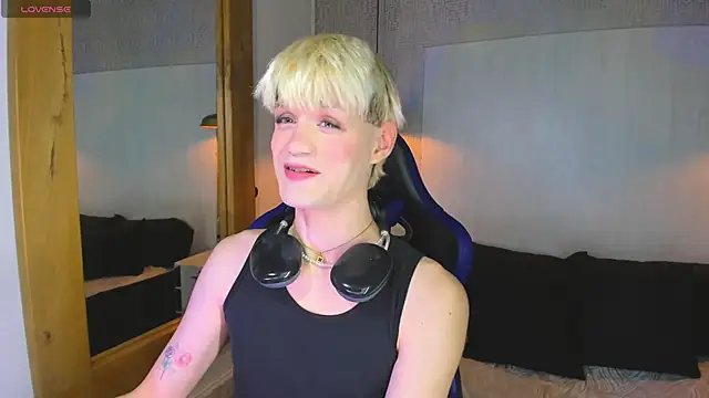 VladHellsing4 online show from April 15, 2:02 pm