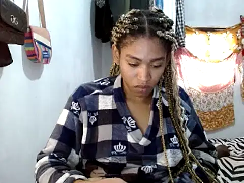 Snapshot of miriam775 chatting on February 5, 3:31 pm miriam775 online show from February 5, 3:31 pm