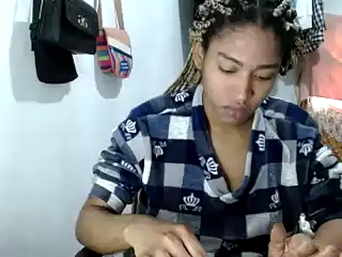 Snapshot of miriam775 chatting on February 9, 4:18 pm miriam775 online show from February 9, 4:18 pm