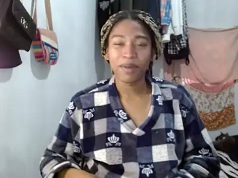 Snapshot of miriam775 chatting on February 14, 3:15 pm miriam775 online show from February 14, 3:15 pm