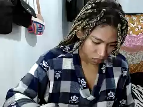 Snapshot of miriam775 chatting on February 19, 12:00 pm miriam775 online show from February 19, 12:00 pm