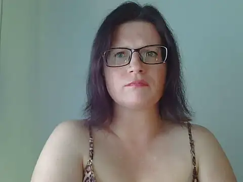 Snapshot of CrimsonMistress chatting on December 8, 1:35 am CrimsonMistress online show from December 8, 1:35 am