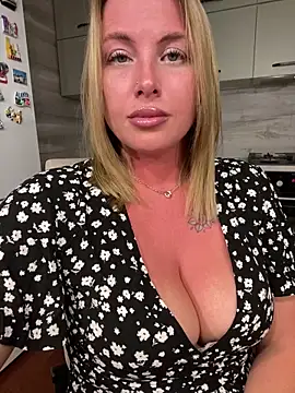 Snapshot of Cute_Hot_Alice chatting on June 22, 8:17 pm Cute Hot Alice online show from June 22, 8:17 pm