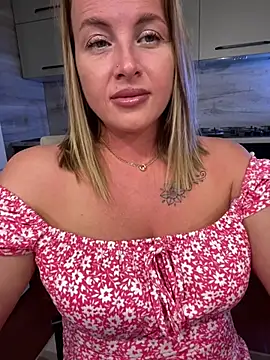 Snapshot of Cute_Hot_Alice chatting on June 24, 8:19 pm Cute Hot Alice online show from June 24, 8:19 pm