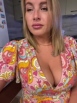 Snapshot of Cute_Hot_Alice chatting on June 28, 8:15 pm Cute Hot Alice online show from June 28, 8:15 pm