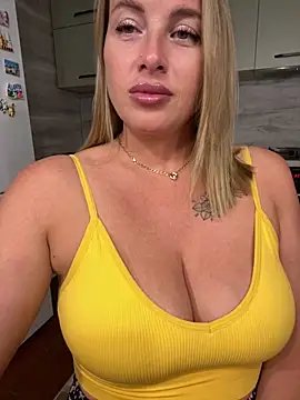 Snapshot of Cute_Hot_Alice chatting on July 1, 9:25 pm Cute Hot Alice online show from July 1, 9:25 pm