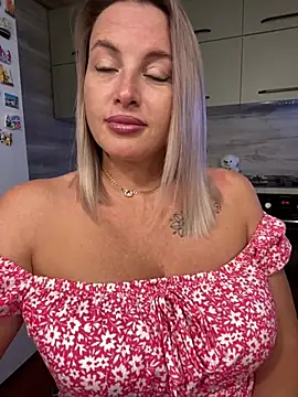 Snapshot of Cute_Hot_Alice chatting on July 6, 9:17 pm Cute Hot Alice online show from July 6, 9:17 pm