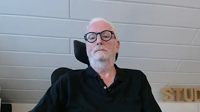 Snapshot of Greyhound70 chatting on September 16, 8:04 am Greyhound70 online show from September 16, 8:04 am