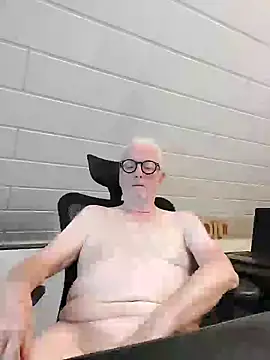 Snapshot of Greyhound70 chatting on September 25, 7:56 am Greyhound70 online show from September 25, 7:56 am