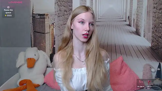 Cutieblondegirl online show from April 4, 4:48 pm