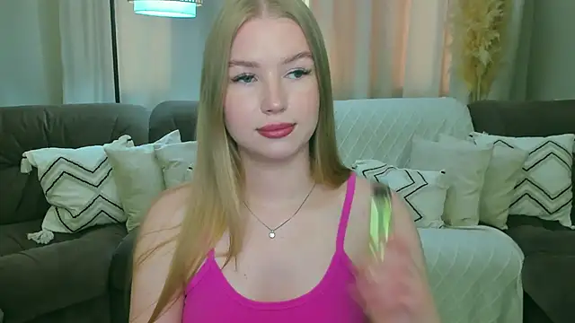 Snapshot of shy__lady chatting on June 18, 11:36 am shy lady online show from June 18, 11:36 am