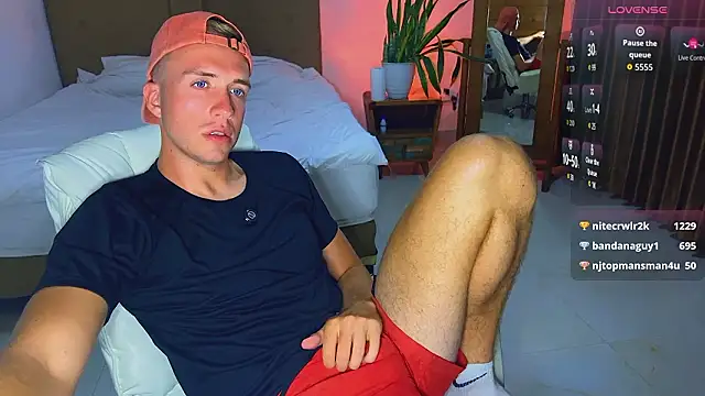 Snapshot of tommy_cumfinger chatting on February 20, 11:32 am tommy cumfinger online show from February 20, 11:32 am