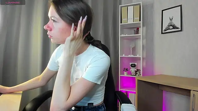 Nicole Charm online show from March 5, 8:00 pm