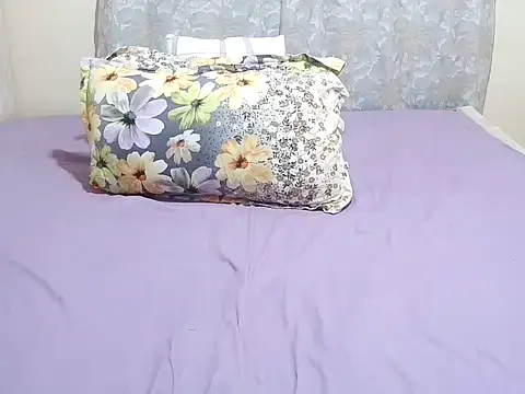 Snapshot of slender_sweet chatting on February 10, 9:02 am slender sweet online show from February 10, 9:02 am