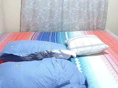 Snapshot of slender_sweet chatting on February 12, 11:38 am slender sweet online show from February 12, 11:38 am