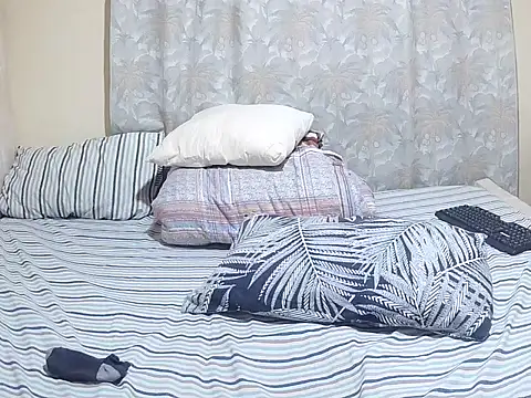 Snapshot of slender_sweet chatting on April 14, 12:44 pm slender sweet online show from April 14, 12:44 pm