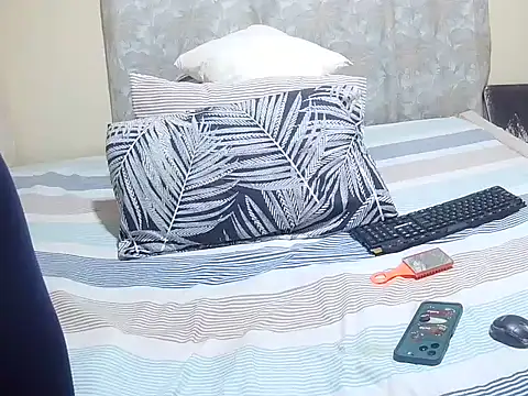 Snapshot of slender_sweet chatting on April 16, 12:06 pm slender sweet online show from April 16, 12:06 pm