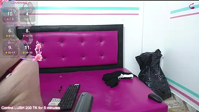 Snapshot of kambelroche chatting on September 16, 11:44 am kambelroche online show from September 16, 11:44 am