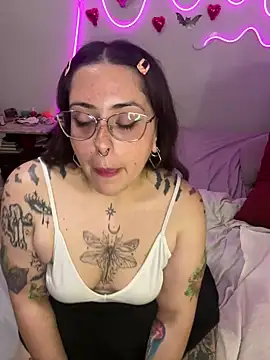 Snapshot of Mizztikaa chatting on February 17, 3:25 am Mizztikaa online show from February 17, 3:25 am