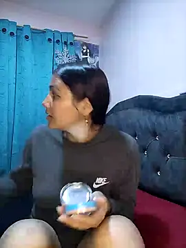 Snapshot of Nahiara_velez chatting on February 8, 11:45 pm Nahiara velez online show from February 8, 11:45 pm