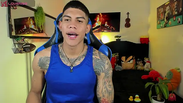 Snapshot of Damian_latinxxx chatting on May 15, 3:13 am Damian latinxxx online show from May 15, 3:13 am