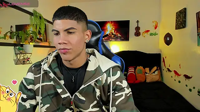 Snapshot of Damian_latinxxx chatting on May 18, 3:02 am Damian latinxxx online show from May 18, 3:02 am