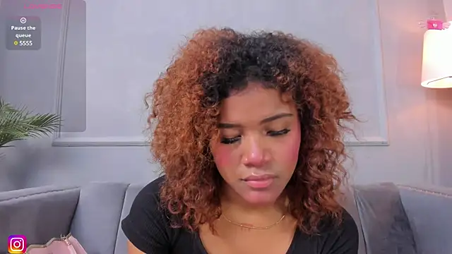 Snapshot of Isabellsmmith chatting on February 24, 3:55 am Isabellsmmith online show from February 24, 3:55 am