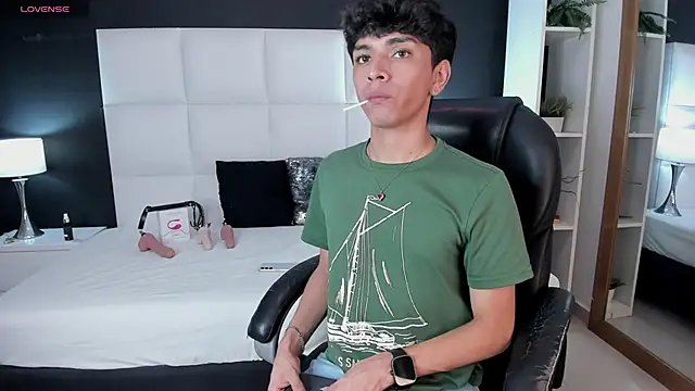 Snapshot of Santy_carrington chatting on December 6, 11:47 pm Santy carrington online show from December 6, 11:47 pm