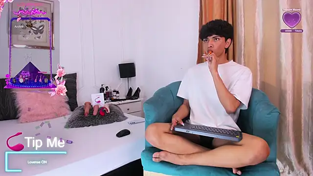 Snapshot of Santy_carrington chatting on February 5, 8:35 pm Santy carrington online show from February 5, 8:35 pm