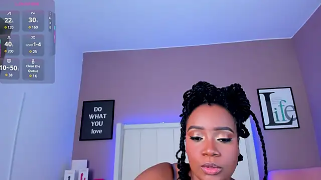 Britanymooree online show from December 1, 7:52 pm