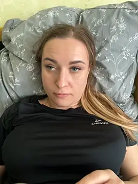 Snapshot of OlgaBuzzz chatting on February 19, 8:22 am OlgaBuzzz online show from February 19, 8:22 am