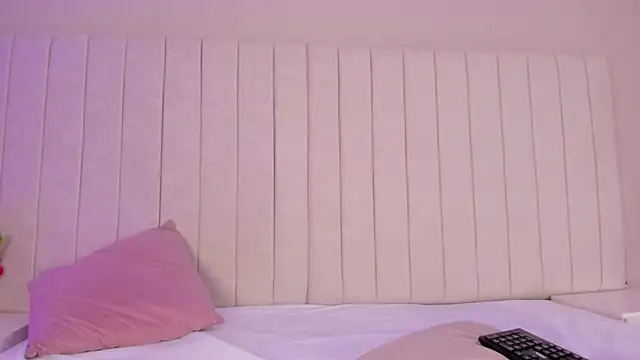 Littleolivia  online show from January 30, 7:04 pm