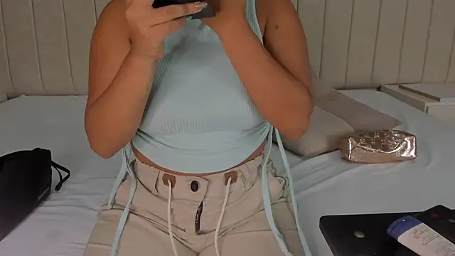 Littleolivia  online show from February 25, 1:17 pm