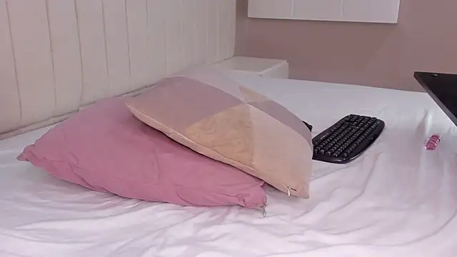 Littleolivia  online show from March 15, 7:48 pm